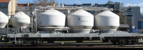 시멘트 운반 전용 알루미늄 사일로가 얹힌 화물 철도.