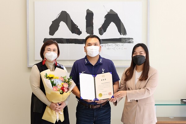 AIA생명 피터 정 대표(가운데)가 '2021 서울사회복지대회'에서 수상한 서울시장상 표창장을 들고 기념촬영을 하고 있다.(사진=AIA생명)