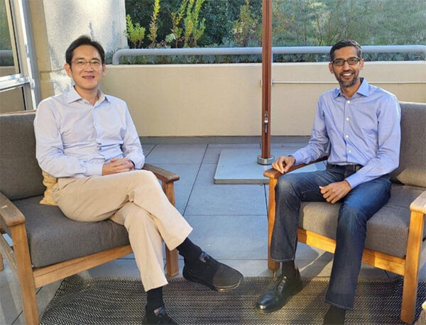 22일(현지시간) 미국 캘리포니아주 마운틴뷰 구글 본사에서 이재용(왼쪽) 삼성전자 부회장과 순다르 피차이 구글 최고경영자(CEO)가 포즈를 취하고 있다. (사진=삼성전자)
