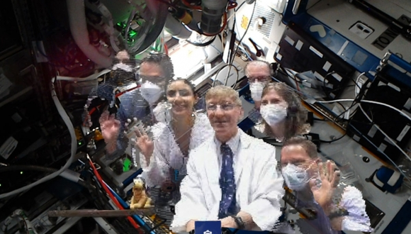 MS 홀로렌즈 등을 이용해 미국 항공우주국(NASA) 외과의료팀의 모습을 국제우주정거장(ISS)에 비춘 모습 /NASA