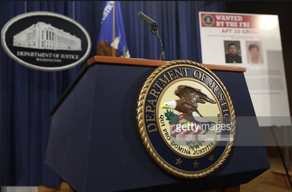 미국 법무부 실내 강당의 연단에 부착된 로고. (사진=게티이미지)