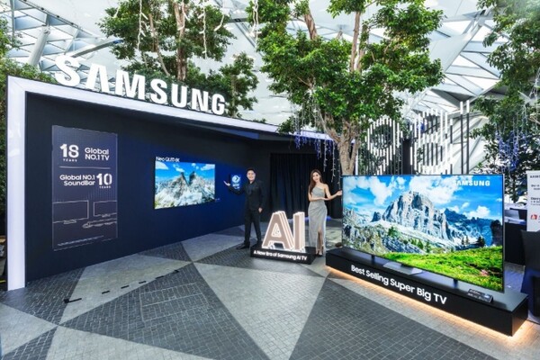 삼성전자가 28일 싱가포르공항 '쥬얼 창이'에서 TV 신제품 체험존을 오픈했다. 삼성전자 직원과 모델이 체험존 방문객을 맞이하고 있다. (사진=삼성전자)