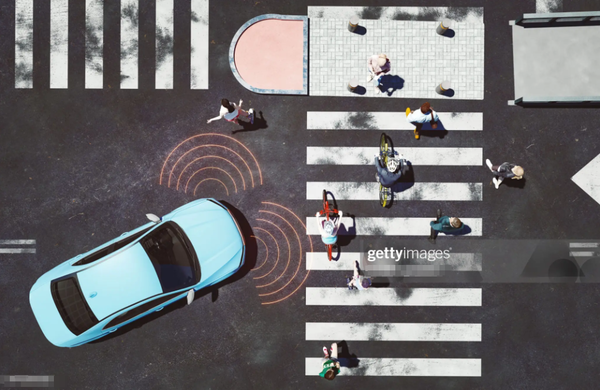 오토파일럿 기능이 활성화돼 횡단보도 앞에서 자동으로 멈춘 테슬라 차량. (그래픽=게티이미지)