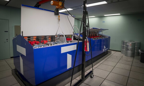 ㅂSKT 인천사옥에 설치된 액침냉각 테스트 장비를 점검하는 모습