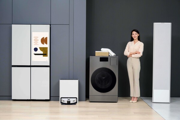 삼성전자 모델이 인공지능(AI) 음성비서 '빅스비(Bixby)'가 적용돼 음성 명령으로 제어할 수 있는 '비스포크 AI 가전'을 소개하고 있다. [ⓒ삼성전자]