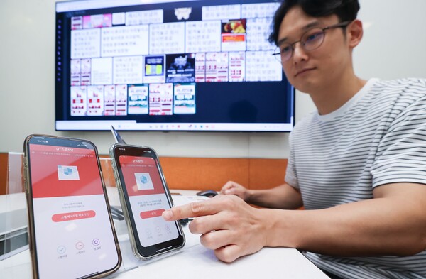 LG유플러스 직원이 스팸 차단 시스템을 구동하고 있다. (사진=LG유플러스) 