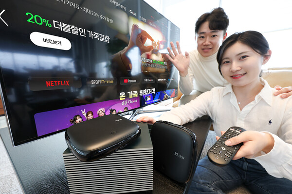 모델들이 ipit TV 화면 앞에서 kt skylife와 kt HCN 셋톱박스와 함께 KT 그룹의 미디어 플랫폼 확대를 소개하고 있다. (사진=KT)