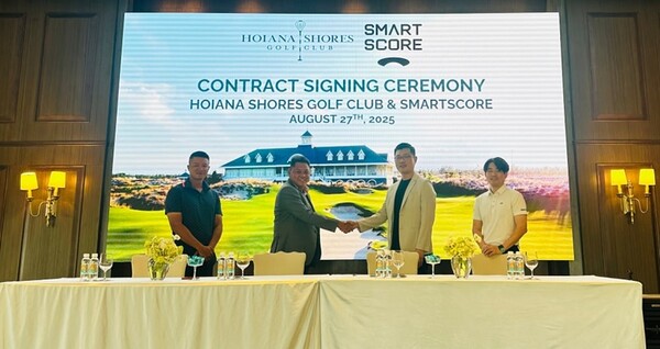 스마트스코어와 호이아나 리조트 앤 골프 관계자들이 파트너십 체결 후 기념 촬영을 하는 모습. 왼쪽부터 호이아나 쇼어스 골프 클럽 코스 관리자 Long Nguyen, 총괄 매니저 Wee Peng Siong, 스마트스코어 해외사업부문 염인욱 대표, 양이레 이사.