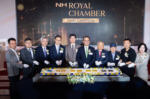 강태영 농협은행장(왼쪽에서 다섯 번째)과 이찬우 농협금융지주회장(왼쪽에서 여섯 번째)을 비롯한 주요 내빈들이 16일 농협은행 본점에서 열린 ‘NH로얄챔버’ 오픈식에서 케이크 커팅을 하고 있다.(사진=NH농협은행)