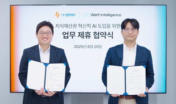 (왼쪽부터) 워트인텔리전스 윤정호 대표이사(CEO)와 엘앤에프 전상훈 소재개발연구소장이 기념촬영을 하고 있다. [ⓒ엘앤에프]