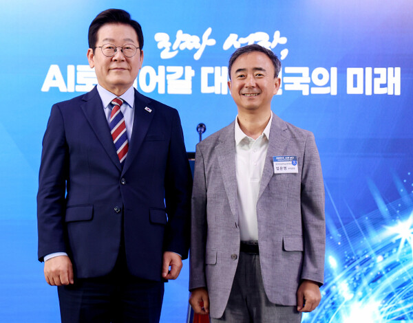 이재명 대통령이 8일 서울 중구 서울스퀘어에서 열린 국가인공지능전략위원회 출범식에서 임문영 부위원장에게 위촉장을 수여한 뒤 기념촬영을 하고 있다. 2025.9.8 [Ⓒ연합뉴스]