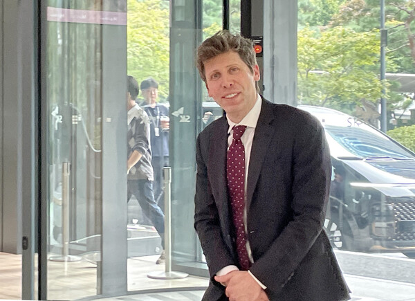 챗GPT 개발사 오픈AI의 샘 올트먼 최고경영자(CEO)가 최태원 SK그룹 회장과 오찬 회동을 위해 1일 서울 종로구 SK서린빌딩에 들어서고 있다 (사진=연합뉴스)