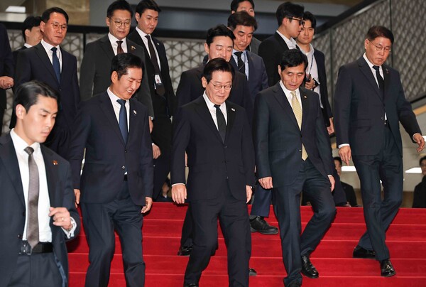 이재명 대통령이 4일 내년도 정부 예산안에 대한 시정연설을 마친 뒤 로텐더홀 계단을 내려오며 더불어민주당 정청래 대표와 대화하고  있다 (사진=연합뉴스)
