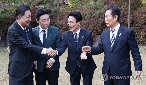  김민석 국무총리(오른쪽 두번째)가 9일 서울 종로구 총리공관에서 열린 고위당정협의회에서 김병기 원내대표(왼쪽 첫번째)를 맞이하고 있다. (사진=연합뉴스)