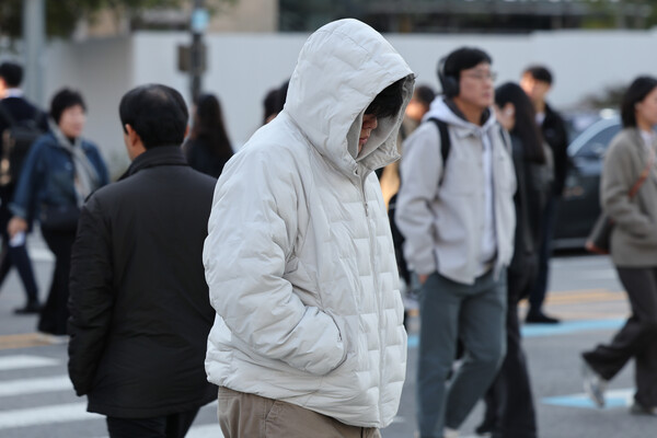 월요일인 10일 아침 기온이 전날보다 크게 떨어져 춥겠다. 더구나 바람이 강하게 불어 체감온도는 더욱 낮겠다. (자료사진=연합뉴스)