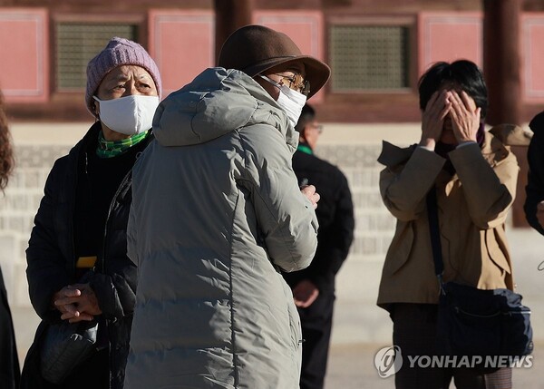기온이 뚝 떨어진 지난 10일 서울 경복궁에서 외국인 관광객들이 두터운 외투와 방한대를 착용하고 있다. (사진=연합뉴스) 