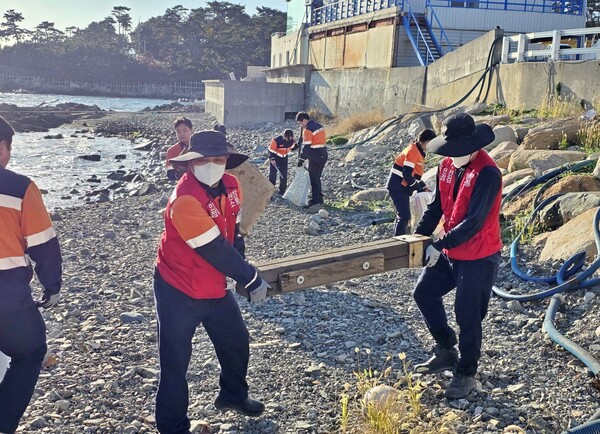 김상동 고려아연 노조 사무국장(가운데)을 비롯해 고려아연 온산제련소 임직원들이 반려해변 정화 활동을 펼치고 있다. (사진=고려아연)