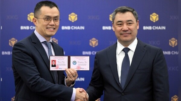 가상화폐거래소 바이낸스 창업자 자오창펑(왼쪽)과 자파로프 키르기스스탄 대통령 (사진=연합뉴스)