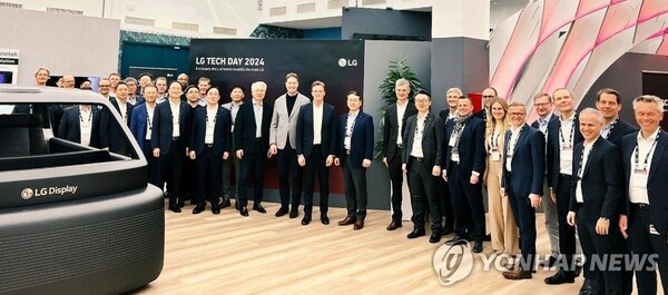 지난해 3월 14일 벤츠 찾은 LG 계열사 수장들. (사진=연합뉴스)