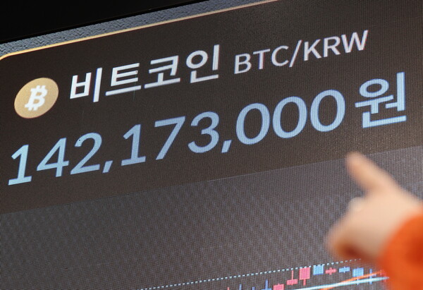 17일 오후 서울 강남구 빗썸 라운지 전광판에 비트코인 시세가 표시돼 있다. (사진=연합뉴스)
