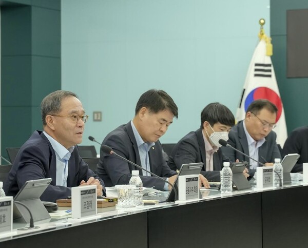 이찬우 농협금융지주 회장(맨 왼쪽)이 지난 17일 서울 중구 본사에서 '제2차 ESG 전략협의회'를 주재하고 있다. (사진=NH농협금융)