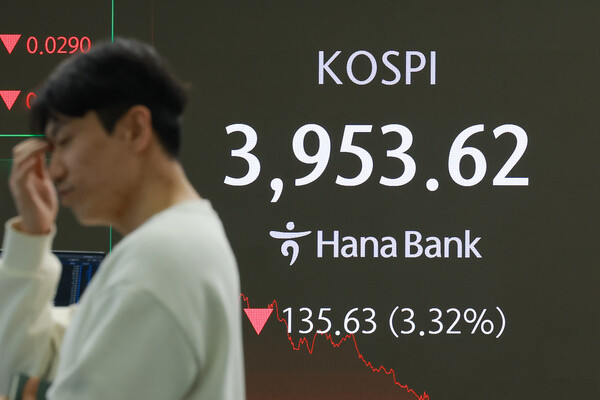  18일 코스피 종가 지수가 하나은행 본점 딜링룸에 표시돼 있다 (사진=연합뉴스)