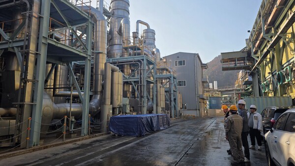 강원 영월군청 전략산업팀 관계자들이 ZLD 시스템 앞에서 석포제련소 관계자로부터 설명을 듣고 있다. (사진=영풍)