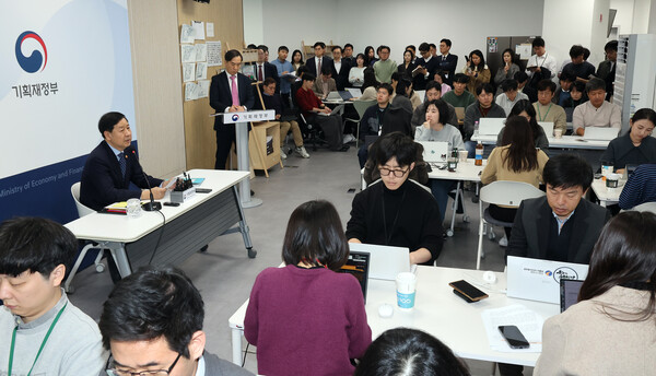 구윤철 부총리 겸 기획재정부 장관이 19일 정부세종청사 기재부 기자실에서 출입기자단 간담회를 하고 있다(사진=연합뉴스) 