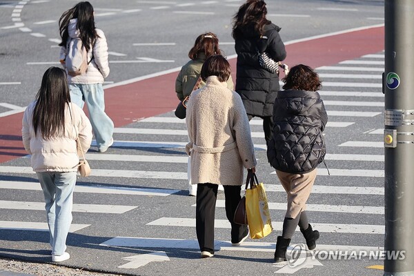 21일 전국에 가끔 구름이 많은 가운데 아침에는 쌀쌀하고 낮엔 기온이 올라 포근하겠다. 당분간 기온 일교차가 큰 날씨가 이어질 것으로 예상된다. (자료사진=연합뉴스)