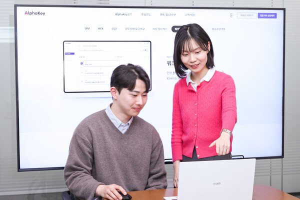 LG유플러스 직원들이 워크플로우 스튜디오 등 알파키의 주요 기능을 소개하고 있다. (사진=LG유플러스)