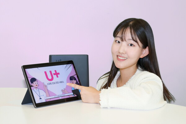 LG유플러스 직원이 스마트 안심 진단 서비스를 소개하고 있다. (사진=LG유플러스) 