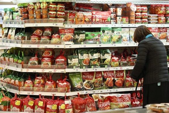   서울의 한 대형마트 김치판매대 (사진=연합뉴스)