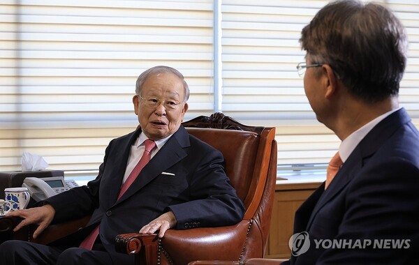 손경식 한국경영자총협회 회장(왼쪽)이 11월 11일 서울 마포구 경총회관에서 김지형 경제사회노동위원회 위원장과 만나 대화하고 있다. (자료사진=연합뉴스)