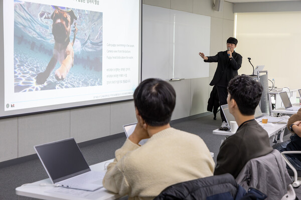 최근 진행한 AI 교육에 참가한 협력사 직원들이 학습을 진행하고 있다. (사진=KT)