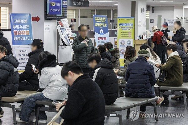 서울의 한 고용복지플러스센터에서 실업급여를 인정받기 위해 상담대기중인 시민들. (사진=연합뉴스)