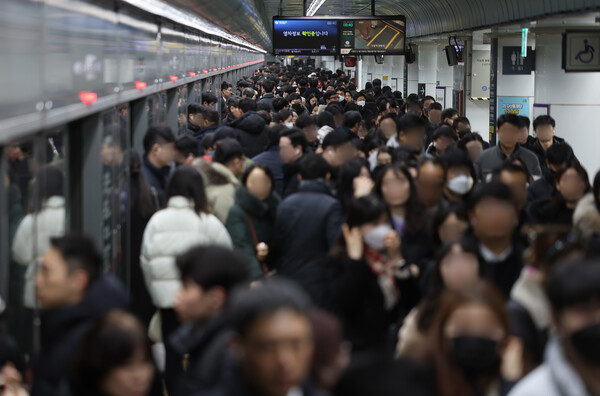  서울 지하철5호선 광화문역 출근길 시민들 (사진=연합뉴스)