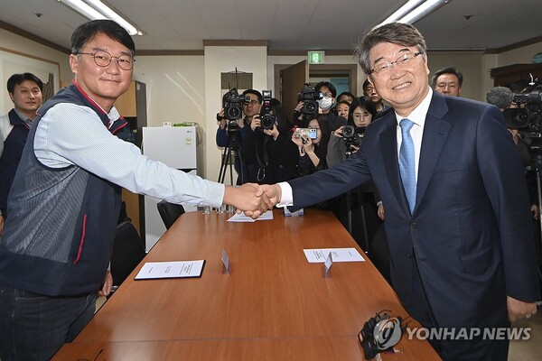  김지형 경제사회노동위원회 위원장이 25일 서울 중구 전국민주노동조합총연맹(민주노총)을 방문해 양경수 민주노총 위원장과 악수하고 있다. (사진=연합뉴스)