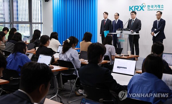 이승우 주가조작 근절 합동대응단장이 지난 9월 23일 서울 영등포구 한국거래소 서울사무소에서 '불공정거래 행위 관련 사건 1호' 브리핑을 하고 있다.(사진=연합뉴스)