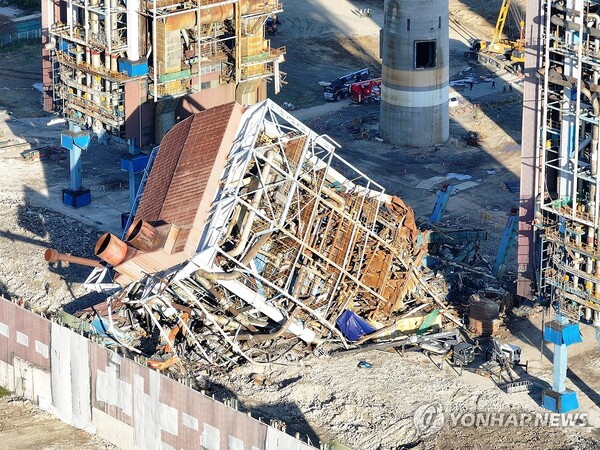 붕괴한 울산화력 보일러타워. (사진=연합뉴스)