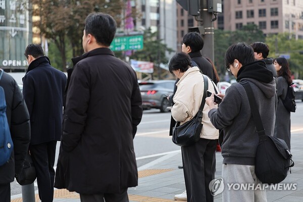 26일 전국이 대체로 흐리다가 오전부터 차차 맑아지는 가운데 아침 기온이 전날보다 큰 폭으로 떨어져 쌀쌀하겠다. (자료사진=연합뉴스)