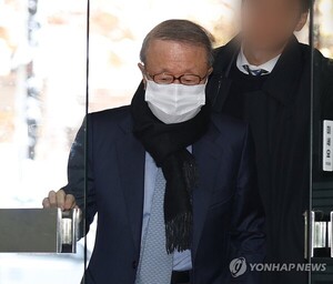 '<b>200억대 비리</b>' <b>홍원식</b> 전 <b>남양유업</b> 회장 구속기소…"모럴해저드 만연"